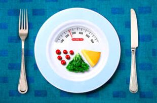 ważenie jedzenia na talerzu w celu utraty wagi