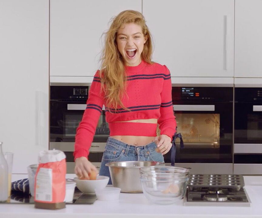 Szczupła dziewczyna przygotowuje sobie zdrowe śniadanie