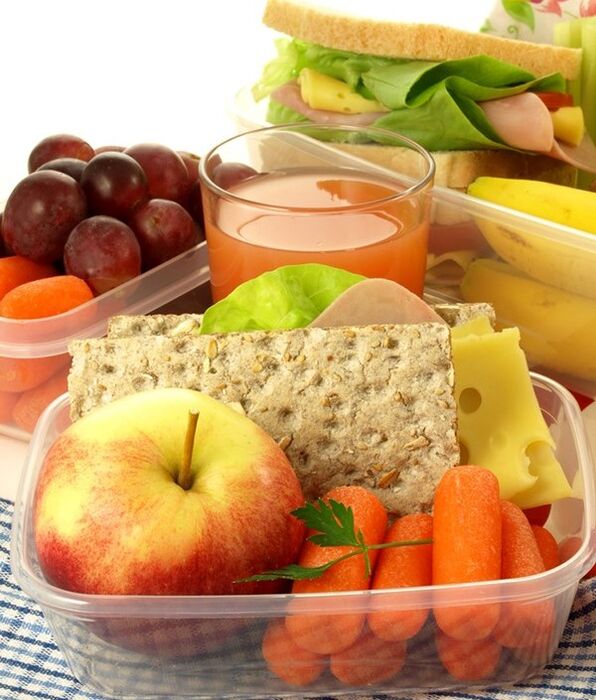 Surowe warzywa i owoce można stosować jako przekąskę podczas stosowania diety „Tabela 3. 