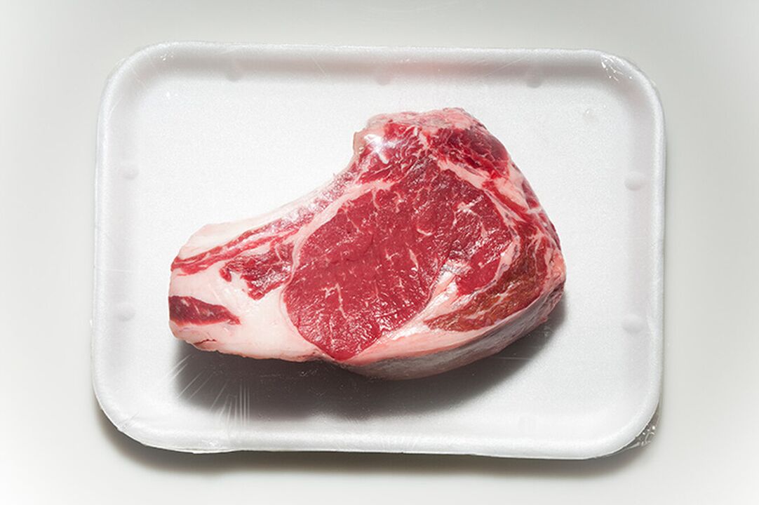 Wiele produktów spożywczych, takich jak czerwone mięso, jest wykluczonych z menu diety na dnę moczanową. 