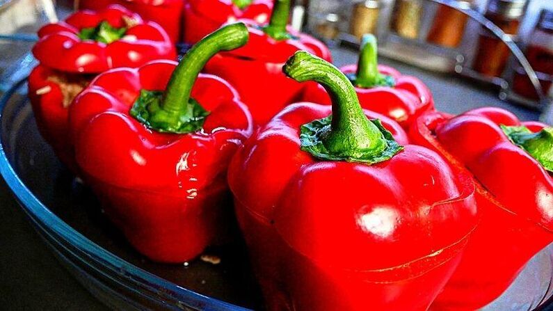 Drugi dzień diety „6 płatków możesz urozmaicić czerwoną papryką faszerowaną warzywami